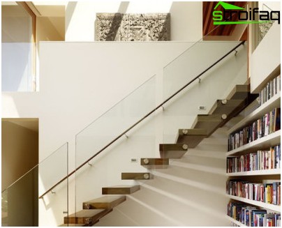 La clôture en verre plat fragile est installée à l'aide d'attaches en métal ou en bois.