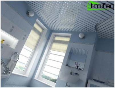 Plafonds à lattes dans la salle de bain