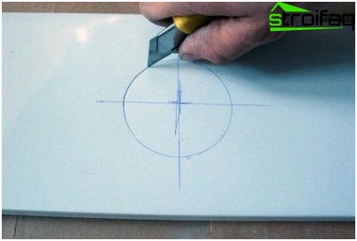 Comment couper les ouvertures pour les plafonniers dans un plafond en rack