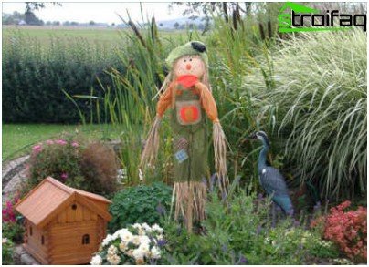 épouvantail dans le jardin