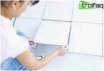 La pose de tuiles demande de la patience