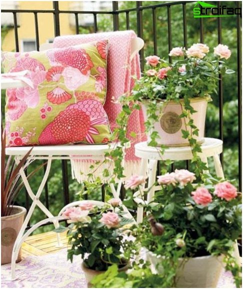 Oreillers dans la conception du balcon Oreillers dans la conception du balcon