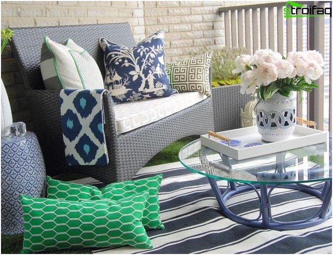 Oreillers dans la conception du balcon - photo Oreillers dans la conception du balcon - photo