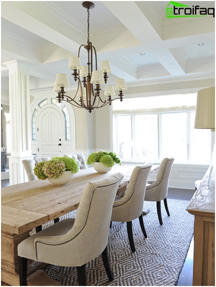 Table à manger dans le salon: photo 1