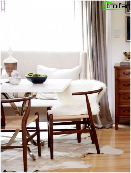 Table à manger dans le salon 1