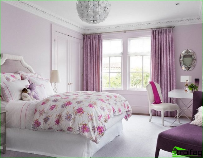 Miroir à facettes dans une chambre lumineuse Miroir à facettes dans une chambre lumineuse