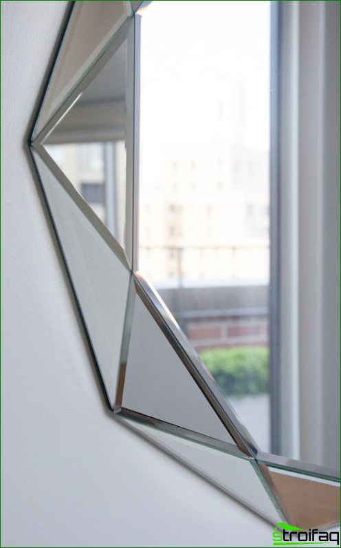 La coupe à facettes est élégante à l'intérieur, de nombreux designers pratiquent le manque de cadres pour de tels miroirs La coupe à facettes est élégante à l'intérieur, de nombreux designers pratiquent le manque de cadres pour de tels miroirs