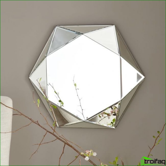 Les miroirs à facettes ont l'air volumineux et se combinent harmonieusement avec les murs unis. De nombreux concepteurs créent une facette pour les miroirs similaire à la coupe de pierres précieuses. Les miroirs à facettes ont l'air volumineux et se combinent harmonieusement avec les murs unis. De nombreux concepteurs créent une facette pour les miroirs similaire à la coupe de pierres précieuses.