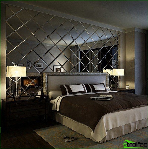 Des vitraux à facettes en miroir ornent la chambre moderne Des vitraux à facettes en miroir ornent la chambre moderne