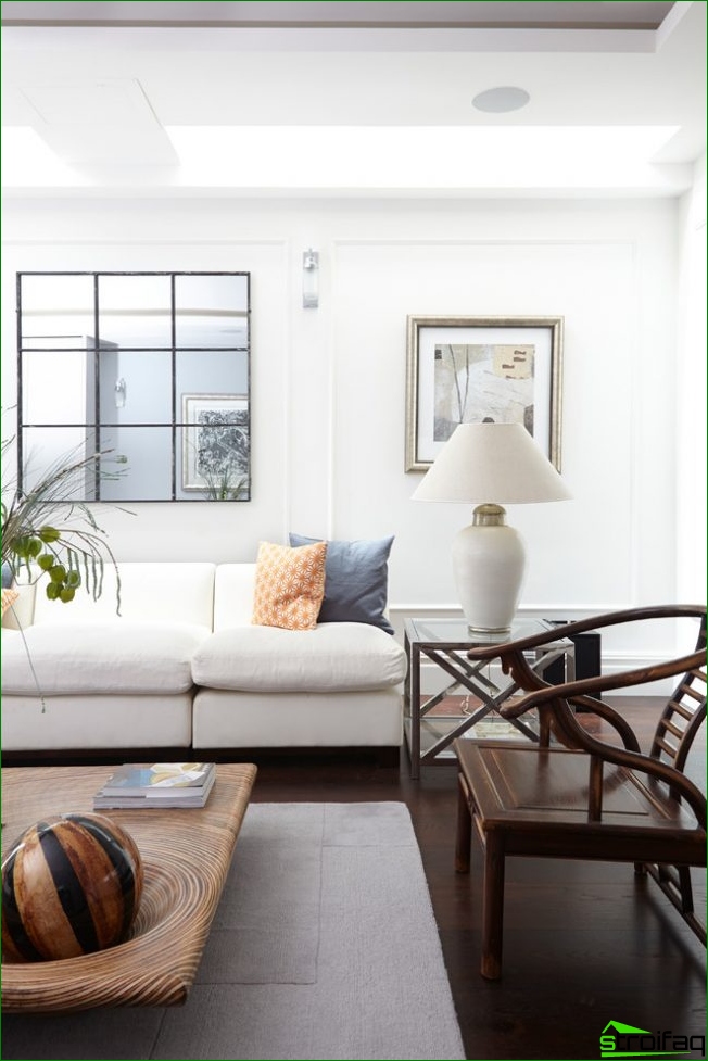 Le miroir à facettes souligne organiquement le minimalisme de l'espace Le miroir à facettes souligne organiquement le minimalisme de l'espace