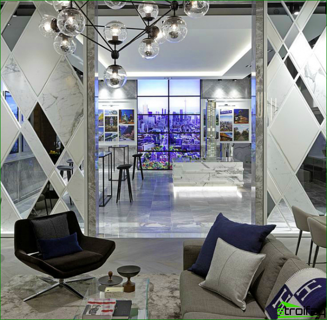 Les miroirs à facettes aideront à rendre l'intérieur de l'appartement encore plus luxueux et montreront la nature sophistiquée de son propriétaire