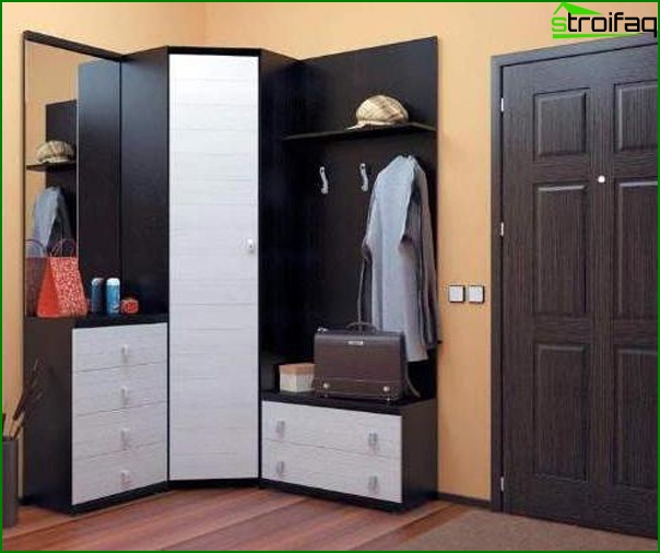 Photo de la conception du couloir avec une armoire d'angle Photo de la conception du couloir avec une armoire d'angle