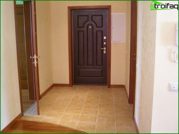 Carrelage au sol dans le couloir Carrelage au sol dans le couloir